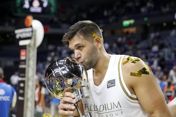 El jugador del Real Madrid, Felipe Reyes, besa la Supercopa de España. 