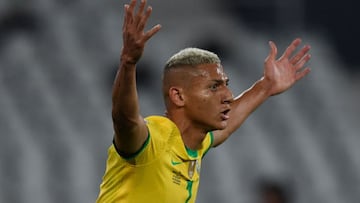 Richarlison de Brasil en acci&oacute;n contra Per&uacute;.