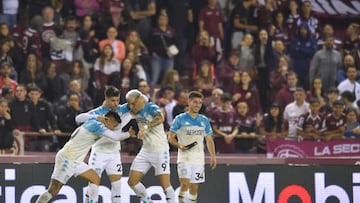 LANUS, ARGENTINA - OCTOBER 18: Enzo Copetti (C) of Racing Club celebrates with teammates Nicolas Oroz and Matias Rojas (L) after scoring the first goal of his team during a match between Lanus and Racing Club as part of Liga Profesional 2022 at Estadio Ciudad de Lanus (La Fortaleza) on October 18, 2022 in Lanus, Argentina. (Photo by Gustavo Garello/Jam Media/Getty Images)