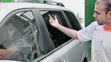 <b>NERVIOS. </b>Un aficionado increpa a Oliveira cuando éste abandonaba la ciudad deportiva.