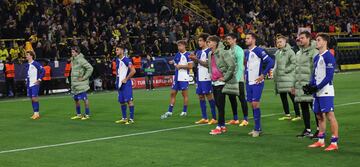 Tras el pitido final, los jugadores del conjunto colchonero se acercaron hasta donde estaban situados sus aficionados para agradecerles el apoyo.