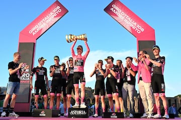 Yates celebra con los  de su equipo, el Visma-Lease, el Giro.