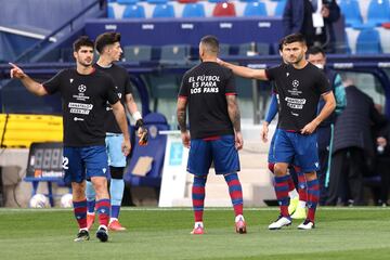 Los jugadores del Levante saltaron al terreno de juego antes del partido contra el Sevilla, con camisetas contra la Superliga