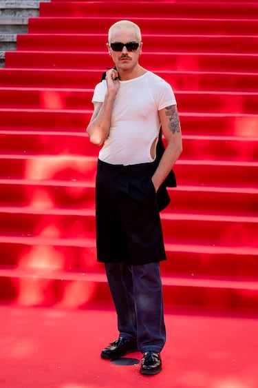 El cantante Alberto Jiménez posa en la alfombra roja de la Primera edición de los Premios de la Academia de la Moda Española.