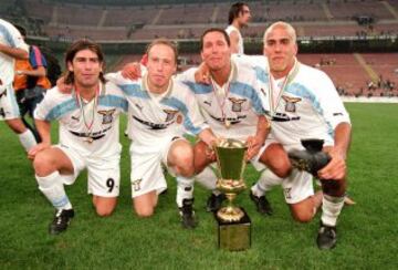 Uno de los títulos que ganó el Matador con Lazio fue la Copa Italia en 2000. En la foto celebrando con Nestor Sensini, Diego Simeoney Juan Sebastian Verón.