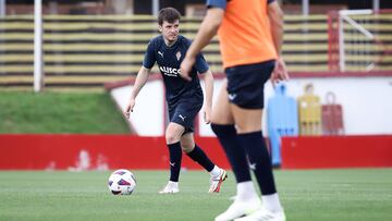 14-09-23. ENTRENAMIENTO DEL SPORTING EN MAREO. GUILLE ROSAS, DURANTE EL PARTIDILLO.