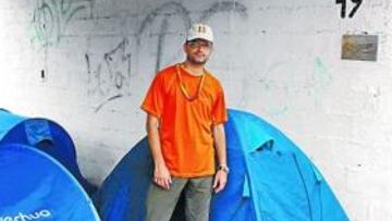 <b>EN EN CIRCUITO. </b>Franco, con su tienda de campaña en un box.