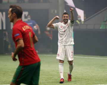 David Villa celebra uno de los goles.