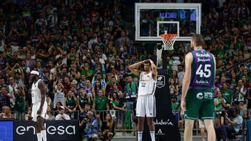 Tavares se lamenta en el Carpena con Garuba a un lado y Kravish al otro.
