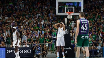 MÁLAGA (ANDALUCÍA), 15/06/2025.- El pívot de Cabo Verde del Real Madrid Edy Tavares (c) este domingo, durante el tercer partido de semifinales de la Liga Endesa de Baloncesto, entre el Unicaja y el Real Madrid, en el Palacio de Deportes José María Martín Carpena de Málaga (Andalucía). EFE/ Jorge Zapata