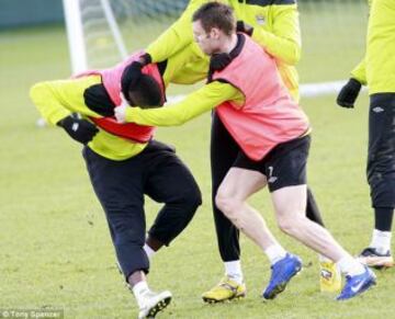 En 2011, éste incidente tuvo lugar tras el entrenamiento y con la presencia de los medios, ya que la práctica estaba abierta a los periodistas. Balotelli y Richards llegaron a las manos tras un cruce previo de palabras. Milner, Yaya Touré y el capitán Kompany trataron de separarlos para que la cosa no pasara a mayores.