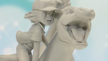 Impresionante figura de Pikachu, Ash y Charizard para Japón