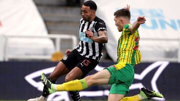 12 December 2020, England, Newcastle: Newcastle United&#039;s Callum Wilson (L) and West Bromwich Albion&#039;s Dara O&#039;Shea battle for the ball during the English Premier League soccer match between Newcastle United and West Bromwich Albion at St Jam