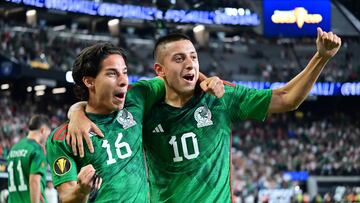 Mexico's forward Roberto Alvarado (R) celebrates scoring his team's third goal with Mexico's midfielder Diego Lainez during the Concacaf 2023 Gold Cup semifinal football match between Mexico and Jamaica at Allegiant Stadium in Las Vegas, Nevada on July 12, 2023. (Photo by Frederic J. BROWN / AFP)