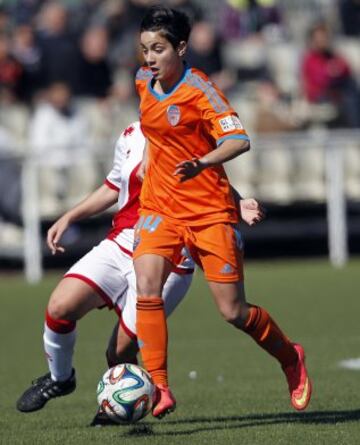 Carol con el balón. 