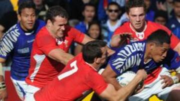<b>FUERZA DESCONTROLADA. </b>El samoano Anthony Perenise avanza ante tres defensores galeses.