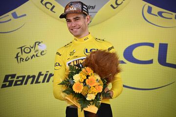 Wout Van Aert con el maillot amarillo del Tour de Francia 2022.