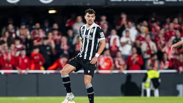 Rubén Serrano, fijo en el centro de la zaga.