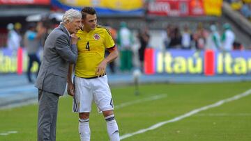 Jos&eacute; P&eacute;kerman le da instrucciones a Santiago Arias en el juego de Colombia ante Chile por Eliminatorias