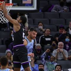 Stunning De'Aaron Fox dunk lights up Sacramento's Golden 1 Center