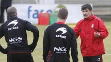 <b>EL DEBUTANTE. </b>Mendilibar, en una sesión de entrenamiento de esta semana ante cuatro jugadores. Hoy confiarán en ellos para ganar.