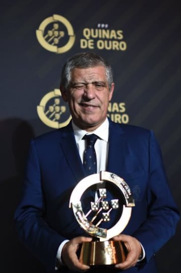 El seleccionador de Portugal, Fernando Santos, posa con su premio a Mejor Entrenador del año.