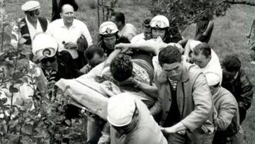 Roger Rivière, rescatado tras caerse en el Tour de 1960.