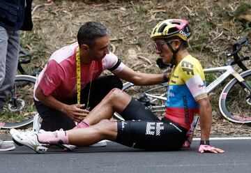 Richard Carapaz permanece en el suelo después de su caída en el descenso del Vivero, a 20 km de meta. Sí pudo continuar en  carrera, pero entre gestos de mucho dolor y después de haber estado varios minutos sobre el suelo.