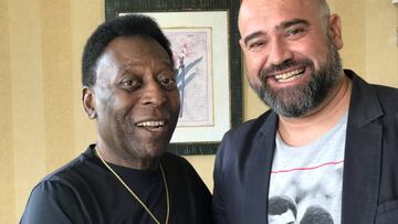 Javier Gómez Matallanas junto con Pelé.