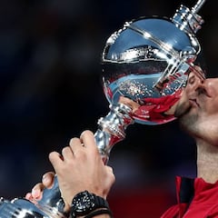 Djokovic vence en Tokio y consolida su número uno