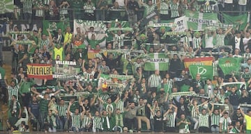 Los seguidores del Betis disfrutan con su equipo.