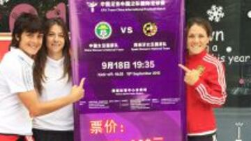 Ane Bergara, Vicky Losada y Ruth Garc&iacute;a posan con el cartel del amistoso que disputa la Selecci&oacute;n este viernes ante China. 