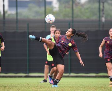 El equipo de Carlos Paniagua volvió a prácticas tras debutar con derrota en el Mundial Femenino Sub 17. El sábado enfrentará a China.