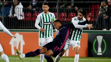 Soccer Football - Europa Conference League - Group H - Zalgiris v Basel - LFF Stadium, Vilnius, Lithuania - September 15, 2022 Zalgiris' Oliver Buff in action with Basel's Dan Ndoye REUTERS/Ints Kalnins