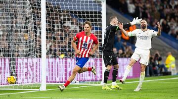 1-1. Toca de cabeza Memphis Depay, el balón se queda en el aire y ante la indecisión de Dani Carvajal y Nacho Fernández, Marcos Llorente, con un potente testarazo, supera a Andriy Lunin.