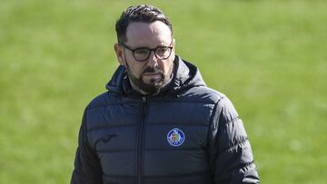 Bordalás, con gesto reflexivo, en un entrenamiento de esta semana en el Coliseum.