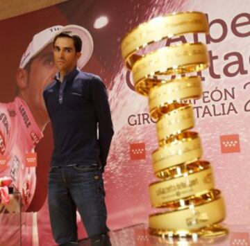 Alberto Contador presenta el Senza Fine, trofeo que se entrega al ganador del Giro desde 1999.