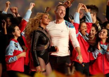 Beyoncé y Chris Martin durante su actuación en el descanso de la Super Bowl 50.