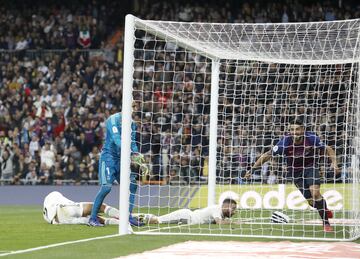 Gol 0-2 ¡¡VARANE MARCA EN PROPIA PUERTA!! ¡Buen balón de Semedo a la espalda de la defensa para Dembélé, se interna en el área y el central, en el segundo palo, se acaba metiendo el balón en su meta en su intento de despeje ante Suárez!