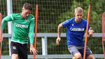 Odegaard, que arrastra molestias físicas, durante la sesión de entrenamiento de la Real Sociedad ayer.