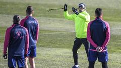 Paco, dando instrucciones a sus jugadores en una sesi&oacute;n.