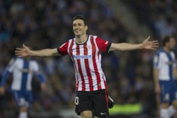 0-1. Aduriz celebra el primer tanto.