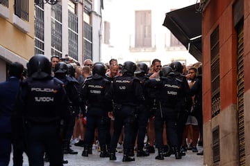 Agentes de policía escoltan a los seguidores del Feyenoord desde la Plaza Mayor de Madrid hasta los alrededores del Metropolitano.