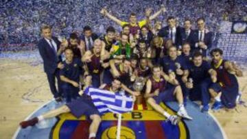 La plantilla del FC Barcelona celebra el t&iacute;tulo con la copa de campeones.