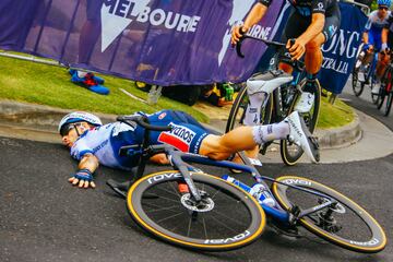 El alemán Marius Mayrhofer (DSM) ganó al esprint en la Cadel Evans Great Ocean, prueba de un día del calendario UCI WorldTour de 174,3 kilómetros de recorrido con salida y llegada en la ciudad australiana de Geelong,
a pesar de que tuvo una caída al chocar, como se ve en la imagen, con el italiano Mattia Cattaneo (en el suelo).