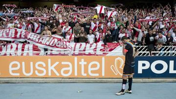 Trashorras, cabizbajo ante los aficionados del Rayo Vallecano que acudieron a animar al equipo en Anoeta.