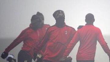 <b>DE VUELTA. </b>Ronaldinho, en el medio, apunta hoy a titular.