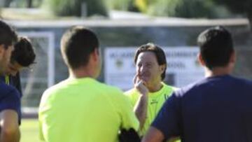 <b>CHARLA. </b>Anquela, con los jugadores en un entrenamiento.