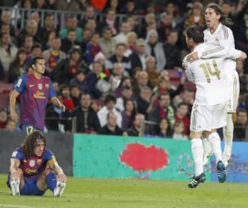 En la temporada 2011-12 el Real Madrid ganó su 32ª liga. Victoria decisiva en el Camp Nou que les dio ventaja ante su inminenete perseguidor el Barcelona de Pep Guardiola.
Celebra con Xabi Alonso la victoria al terminar el partido.