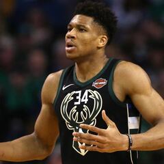 Los Antetokounmpo muestran su poderoso físico en una sola foto